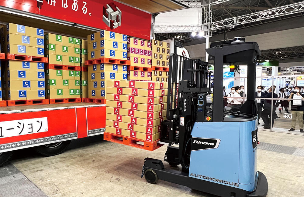 Autonomous lift truck for truck loading and unloading